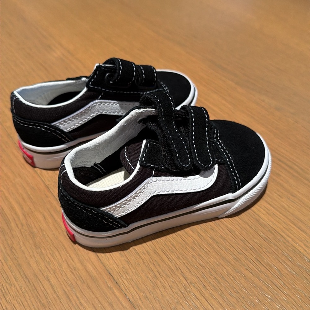 Vans Toddler Old Skool Velcro Sneakers in Black - Picture 6 of 10